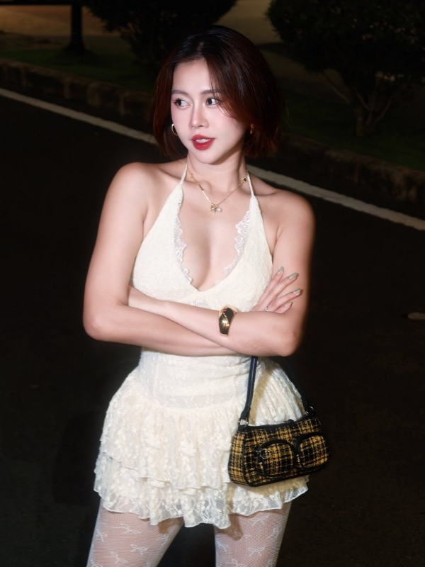 Gợi cảm đầy tinh tế với váy trắng ôm sát.