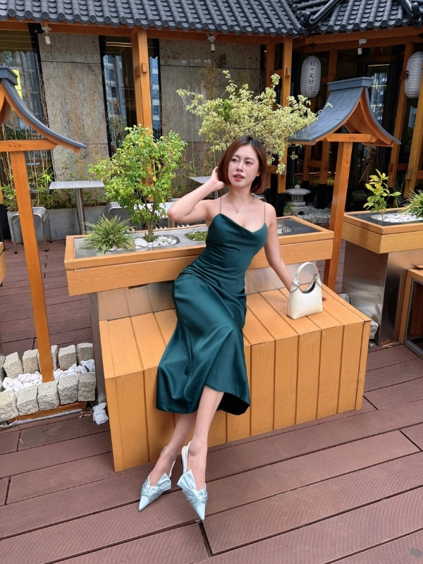 Vẻ đẹp rạng ngời trong bộ váy xanh lạ mắt.