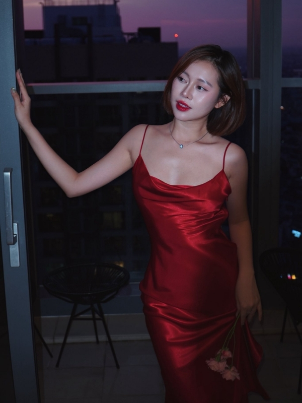 Việt Phương Thoa sexy trong váy lụa đỏ.