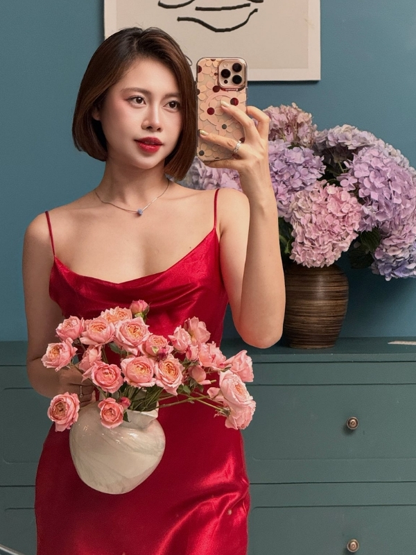 Váy đỏ ôm sát khoe dáng cực quyến rũ.