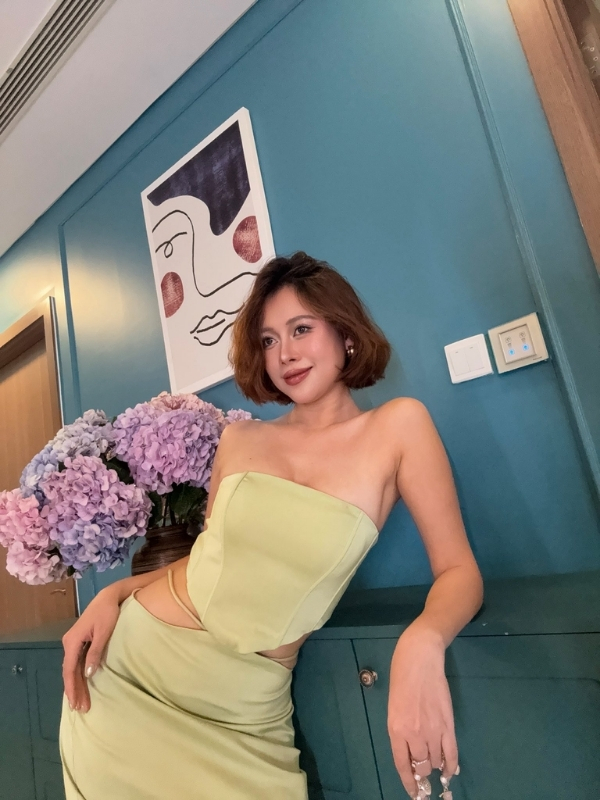 Việt Phương Thoa sexy với váy xanh nhạt.