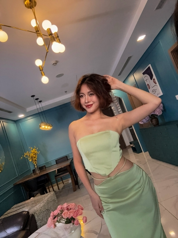 Vẻ đẹp quyến rũ trong từng cử chỉ nhẹ nhàng.