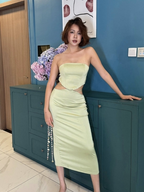 Duyên dáng, tinh tế với váy xanh pastel.