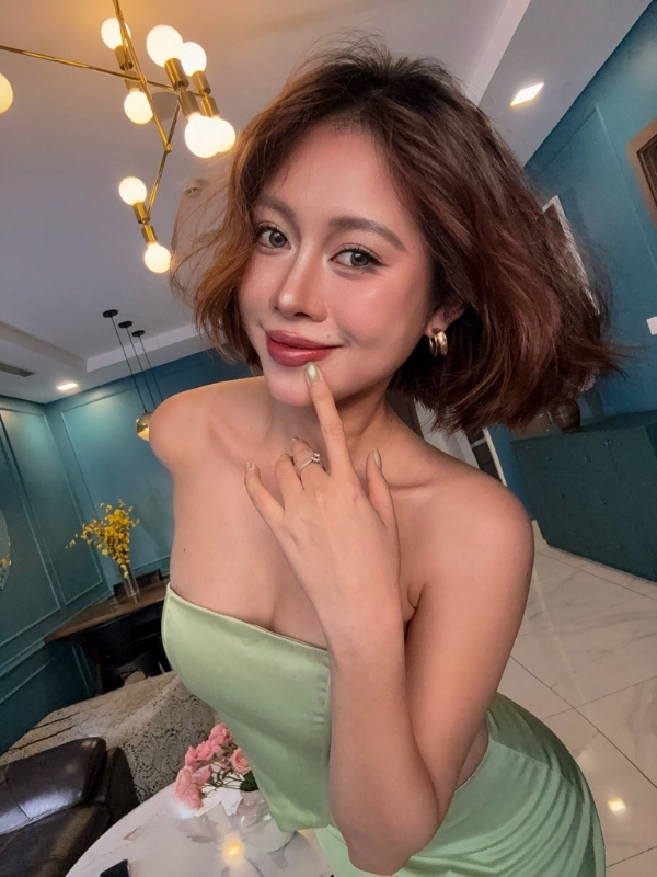 Nét đẹp ngọt ngào cùng bờ vai trần gợi cảm.