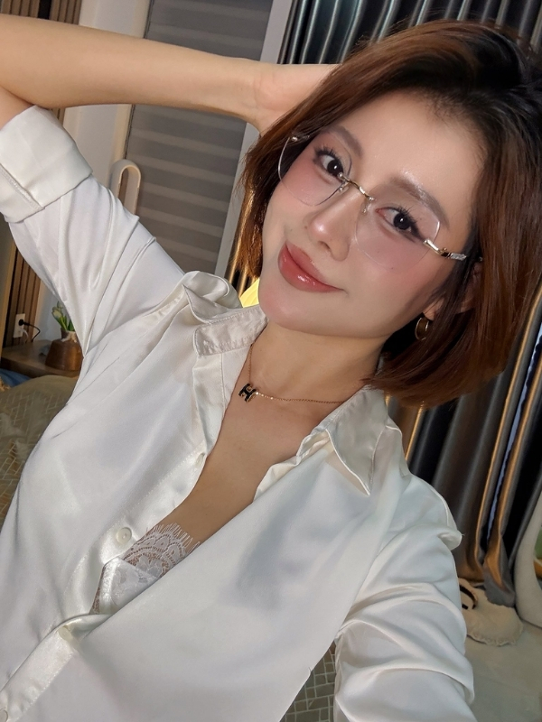 Ánh mắt hút hồn cùng nụ cười mê hoặc.