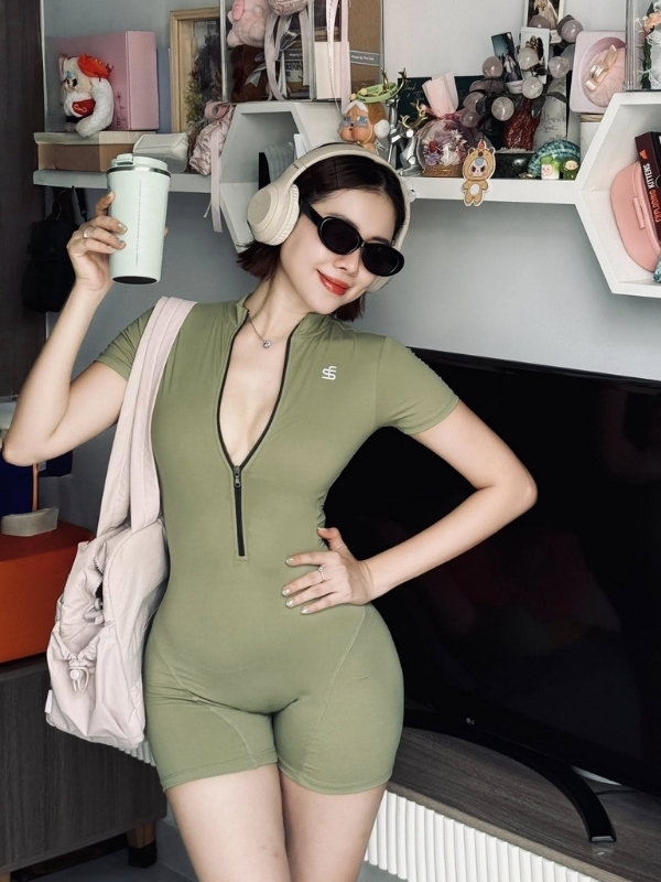 Bộ jumpsuit ôm dáng cực kỳ nóng bỏng.