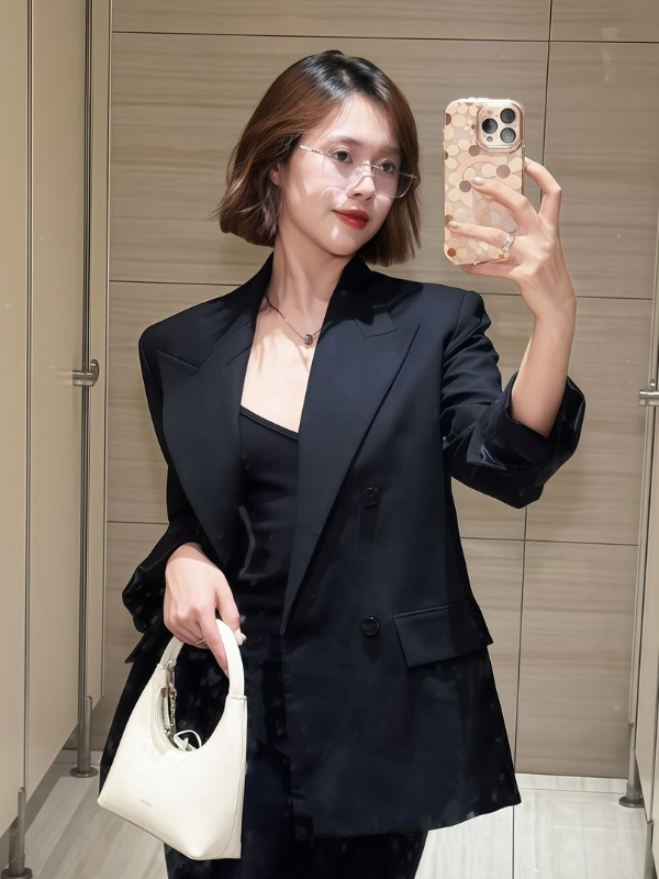 Phong thái tự tin, sang trọng giữa đêm.