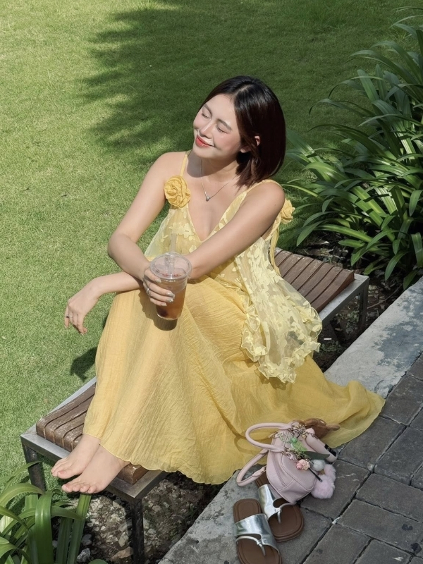 Việt Phương Thoa sexy với váy vàng rực rỡ.