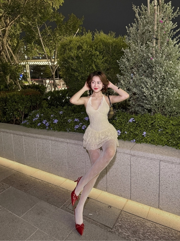 Thanh lịch và gợi cảm trong từng bước.