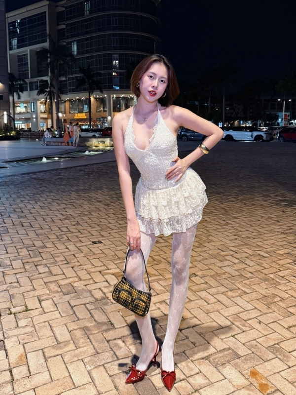 Váy ngắn ôm dáng khoe trọn đôi chân dài.