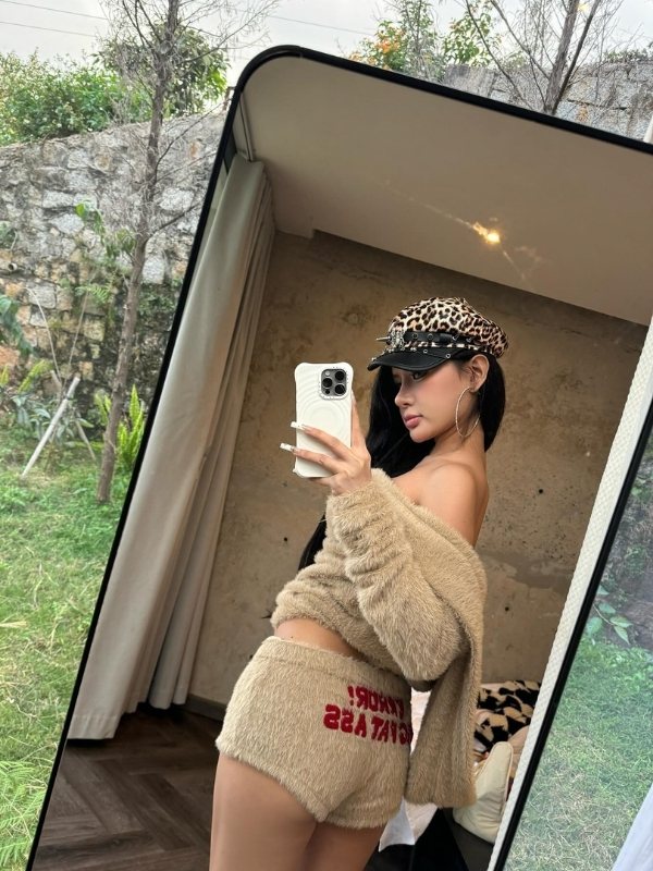 Xuân Ca Tiktok tạo dáng trong gương