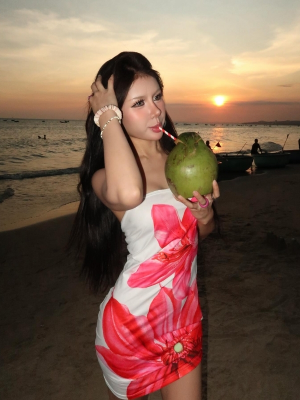 Váy hoa và dừa tươi bên hoàng hôn