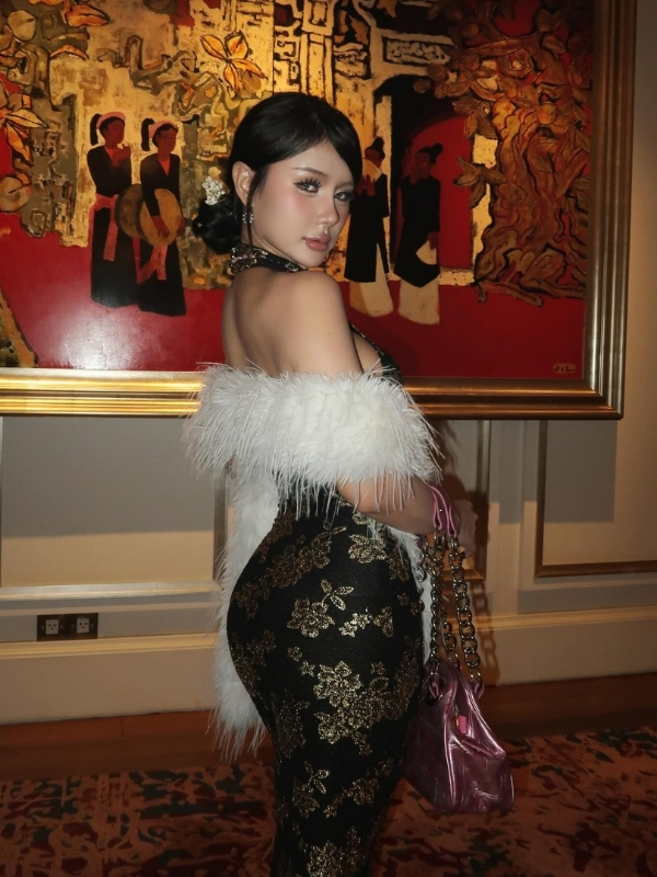 Xuân Ca tạo dáng sang chảnh trong triển lãm