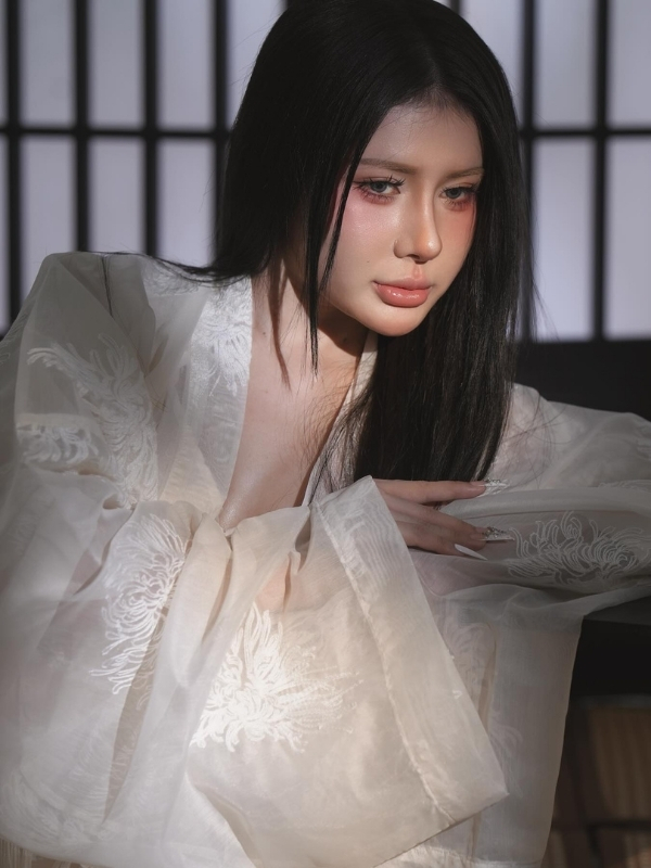 Váy trắng xuyên thấu mơ màng