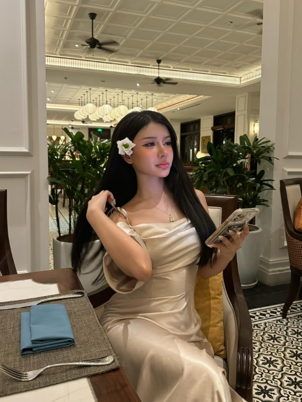 Váy lụa sang trọng và vẻ đẹp cổ điển