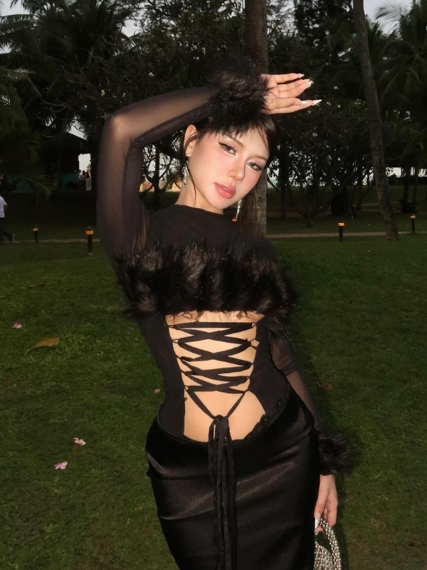 Đầm lưới đen gợi cảm giữa bóng đêm