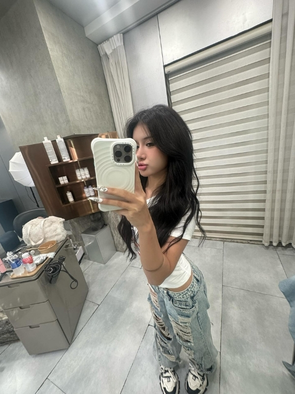 Áo trắng hở bụng cá tính gương gạch