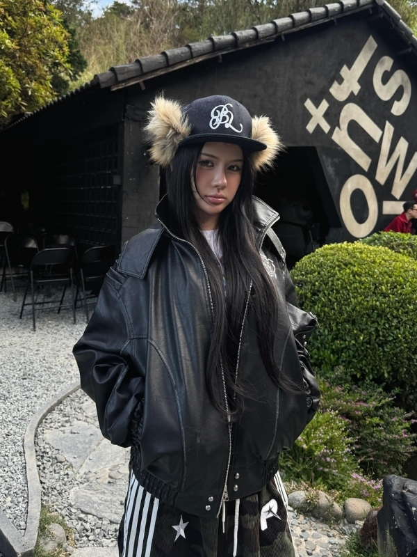 Áo khoác đen cá tính giữa rừng thông