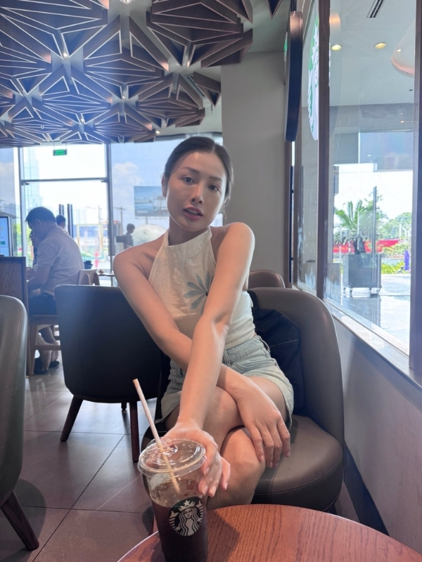 Cafe sáng cùng thần thái rạng rỡ