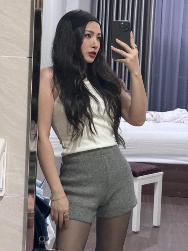 Gương mặt cuốn hút trước gương