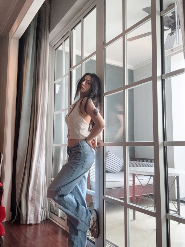 Nữ tính bên khung cửa sổ sớm mai