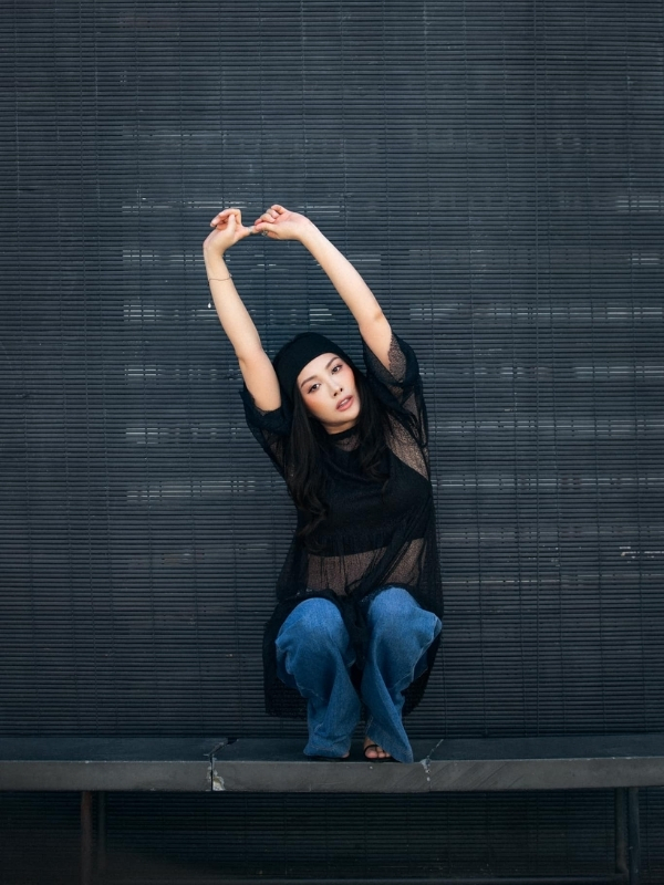 Tạo dáng yoga độc đáo cá tính