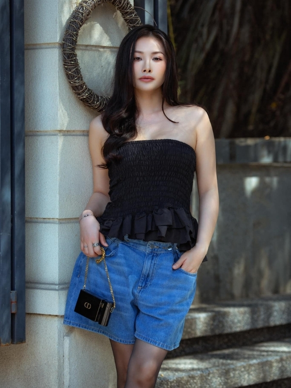 Đơn giản với jeans và áo hai dây