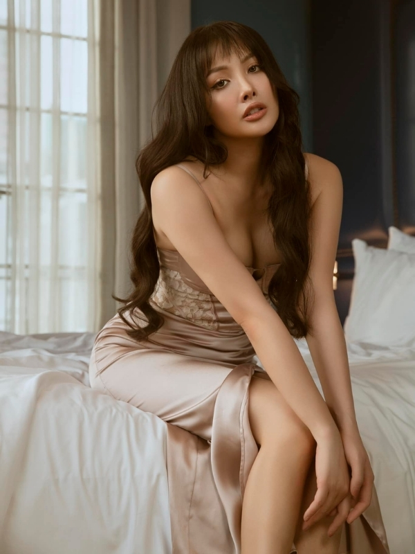 Gợi cảm trong chiếc đầm ngủ satin