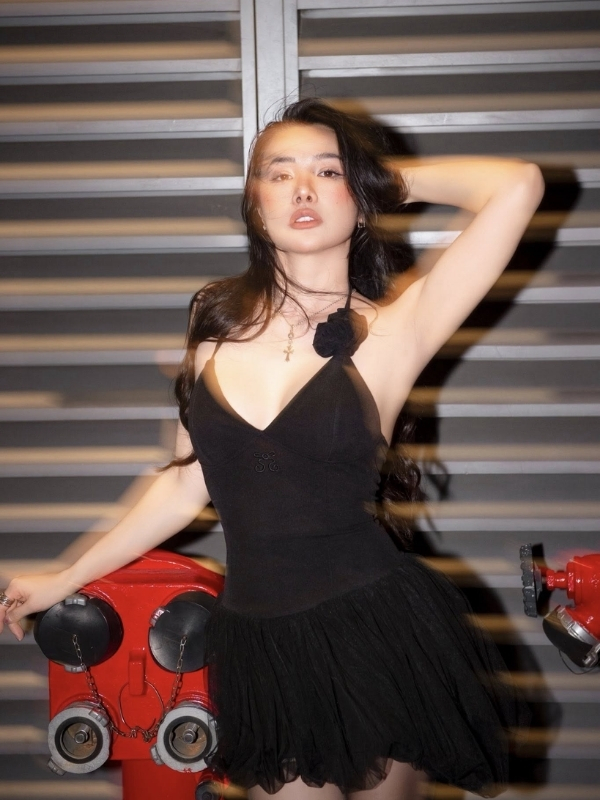 Gợi cảm trong set váy đen thần thái