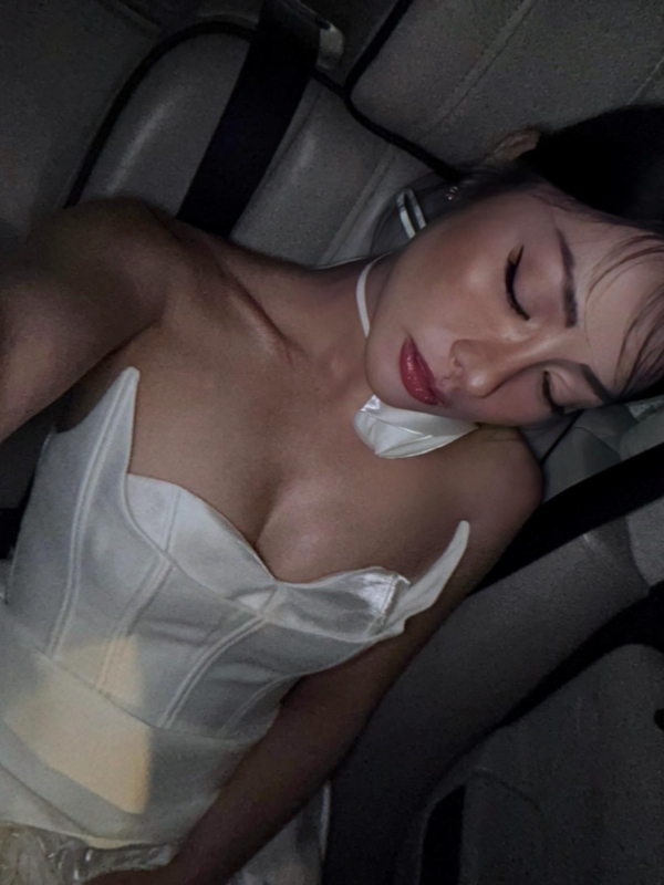 Ngủ say trong chiếc đầm trắng tinh